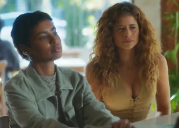 Eduarda (Gabz) e Agrado (Isadora Cruz) em Coração Acelerado (Foto: Reprodução/TV Globo)