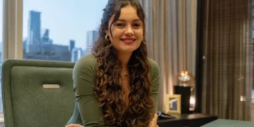 Gerluce (Sophie Charlotte) assume a presidência da Fundação em Três Graças (Foto: Beatriz Damy/TV Globo)