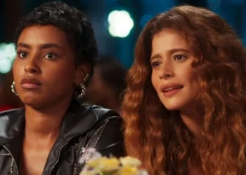 Eduarda (Gabz) e Agrado (Isadora Cruz) em Coração Acelerado (Foto: Reprodução/TV Globo)