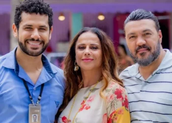 Gilmar (Amaury Lorenzo), Consuelo (Viviane Araujo) e Misael (Belo) em Três Graças (Foto: Beatriz Damy/Globo)