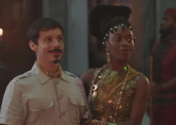 Kênia (Nikolly Fernandes) e Archibald Jones (João Pedro Zappa) em A Nobreza do Amor (Foto: Reprodução/TV Globo)