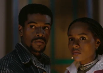 Tonho (Ronald Sotto) e Alika (Duda Santos) em A Nobreza do Amor (Foto: Reprodução/TV Globo)