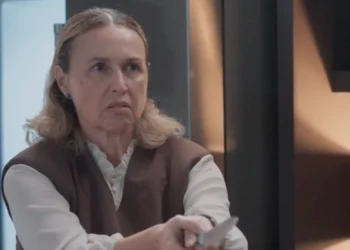 Helga (Kelzy Ecard) em Três Graças (Foto: Reprodução/TV Globo)