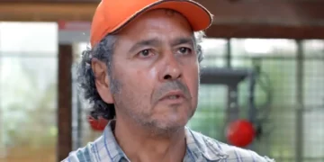 Joaquim, personagem de Marcos Palmeira, sério, usando um boné laranja, em cena da novela Três Graças.