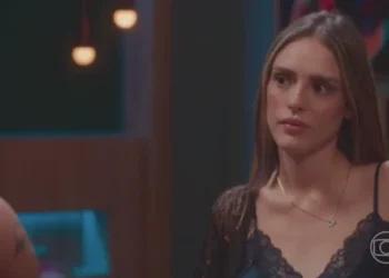 Naiane (Isabelle Drummond) engana João Raul (Filipe Bragança) em Coração Acelerado (Foto: Reprodução/Globo)