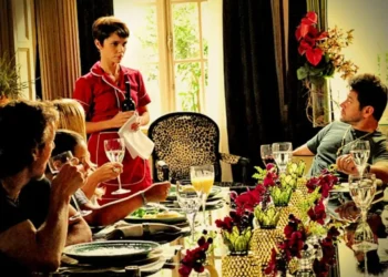 Avenida Brasil: Jorginho tenta fazer Nina se demitir na frente da família, mas ela o impede: “O que está te prendendo?”