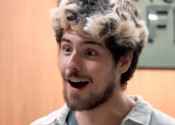 Raul com expressão de surpresa em cena da novela Três Graças.