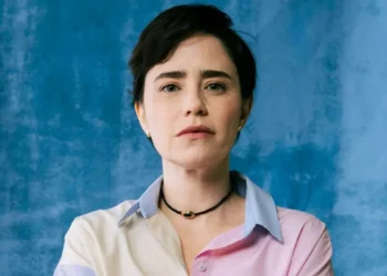 Samira com com expressão séria e olhar vidrado em direção à camêra.
