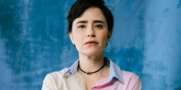 Samira com com expressão séria e olhar vidrado em direção à camêra.