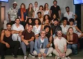 O elenco de Por Você com o diretor artístico André Câmara e os autores Dino Cantelli e Juliana Peres (Foto: Fábio Rocha/Globo)