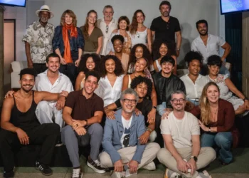O elenco de Por Você com o diretor artístico André Câmara e os autores Dino Cantelli e Juliana Peres (Foto: Fábio Rocha/Globo)