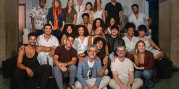 O elenco de Por Você com o diretor artístico André Câmara e os autores Dino Cantelli e Juliana Peres (Foto: Fábio Rocha/Globo)