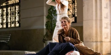 Adriana (Letícia Colin) e Pilar (Isabel Teixeira) diante do corpo de Arthur (Antonio Fagundes) em Quem Ama Cuida (Foto: Manoella Mello/Globo)