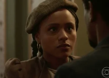 Alika (Duda Santos) revela a Tonho (Ronald Sotto) que é princesa de Batanga em A Nobreza do Amor (Foto: Reprodução/TV Globo)