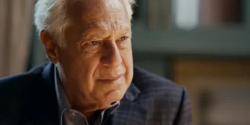 Arthur (Antonio Fagundes) faz novos inimigos em Quem Ama Cuida (Foto: Reprodução/TV Globo)