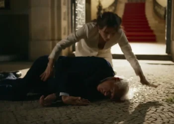 Adriana (Letícia Colin) encontra Arthur (Antonio Fagundes) morto em Quem Ama Cuida (Foto: Reprodução/TV Globo)