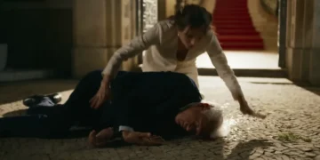 Adriana (Letícia Colin) encontra Arthur (Antonio Fagundes) morto em Quem Ama Cuida (Foto: Reprodução/TV Globo)