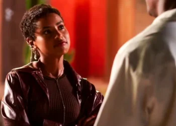 Eduarda (Gabz) e Leandro (David Júnior) em Coração Acelerado (Foto: Reprodução/TV Globo)