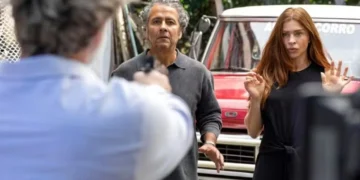 Ferette (Murilo Benício) aponta arma para Joaquim (Marcos Palmeira) e Arminda (Grazi Massafera) em Três Graças (Foto: Manoella Mello/Globo)