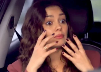 Gerluce em cena no carro na novela Três Graças.