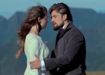 Lívia (Alinne Moraes) e Felipe (Rafael Cardoso) em Além do Tempo (Foto: Reprodução/TV Globo)