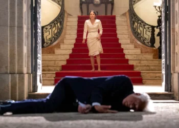 Adriana (Letícia Colin) se depara com Arthur (Antonio Fagundes) morto em Quem Ama Cuida (Foto: Manoella Mello/Globo)
