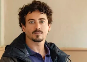 Carlos (Jesuíta Barbosa) em Quem Ama Cuida, a nova novela das nove da Globo (Foto: Manoella Mello/Globo)