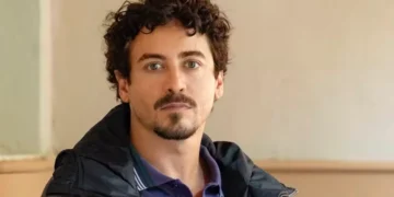 Carlos (Jesuíta Barbosa) em Quem Ama Cuida, a nova novela das nove da Globo (Foto: Manoella Mello/Globo)