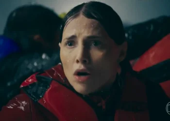 Adriana (Letícia Colin) no primeiro capítulo de Quem Ama Cuida (Foto: Reprodução/TV Globo)
