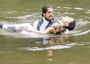 Lívia e Felipe em Além do Tempo. (Foto: reprodução/Globo)