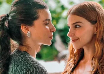 Lorena (Alanis Guillen) e Juquinha (Gabriela Medvedovsky) se casam em Três Graças (Foto: Beatriz Damy/Globo)