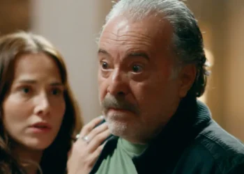Otoniel com cara de bravo em cena da novela Quem Ama Cuida.