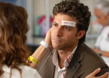 Pedro (Chay Suede) confronta Bruna (Nanda Marques) após descoberta em Quem Ama Cuida (Foto: Manoella Mello/Globo)