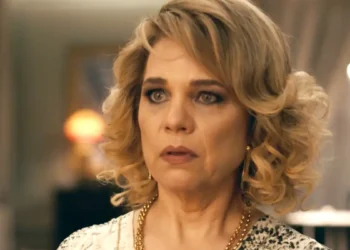 Pilar, personagem de Isabel Teixeira, em cena da novela Quem Ama Cuida.