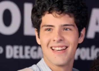 Raul sorrindo em cena da novela Três Graças.
