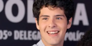 Raul sorrindo em cena da novela Três Graças.