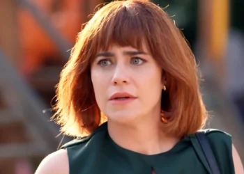 Samira usando uma peruca ruiva com franja em cena da novela Três Graças.