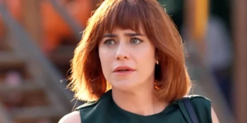Samira usando uma peruca ruiva com franja em cena da novela Três Graças.
