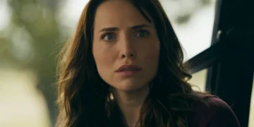 Adriana (Letícia Colin) recebe ordem de prisão em Quem Ama Cuida (Foto: Reprodução/TV Globo)