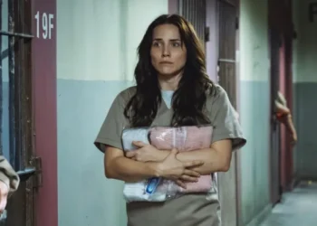 Adriana (Leticia Colin) sofre cadeia em Quem Ama Cuida (Foto: Manoella Mello/Globo)