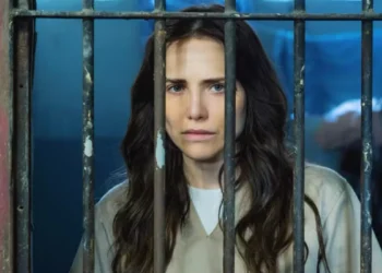 Adriana (Letícia Colin) é levada para uma cela precária em Quem Ama Cuida (Foto: Manoella Mello/Globo)