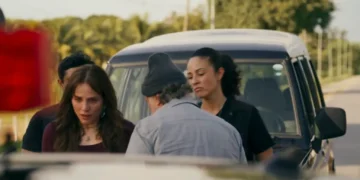Quem Ama Cuida: Pilar se aproveita da viagem de Adriana para acusá-la de estar fugindo, e a mocinha é presa no meio da estrada
