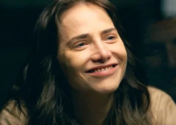 Quem Ama Cuida: Adriana se surpreende ao ser aplaudida pelas detentas após conseguir a transferência de Zeni para outro lugar