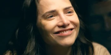 Quem Ama Cuida: Adriana se surpreende ao ser aplaudida pelas detentas após conseguir a transferência de Zeni para outro lugar