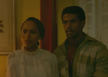 Alika (Duda Santos) e Tonho (Ronald Sotto) em A Nobreza do Amor (Foto: Reprodução/TV Globo)