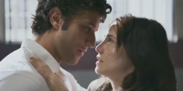 Pedro (Chay Suede) e Adriana (Leticia Colin) em Quem Ama Cuida (Foto: Reprodução/TV Globo)