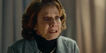 Diná (Rosi Campos) em Quem Ama Cuida (Foto: Reprodução/TV Globo)