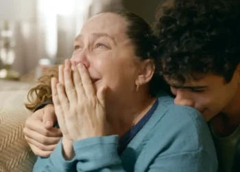 Elisa chorando, ajoelhada, e olhando para cima em cena de Quem Ama Cuida.