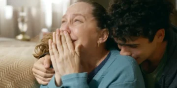 Elisa chorando, ajoelhada, e olhando para cima em cena de Quem Ama Cuida.