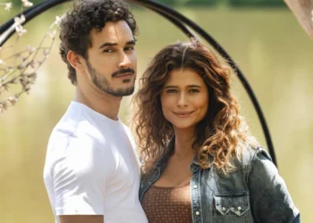 João Raul (Filipe Bragança) e Agrado (Isadora Cruz) em Coração Acelerado (Foto: Manoella Mello/TV Globo)